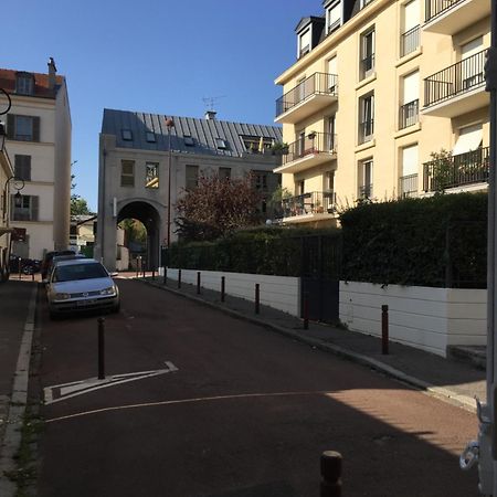 Proche Du Chateau De Versaillles Une Chambre Avec Jardin Versailles Exterior photo